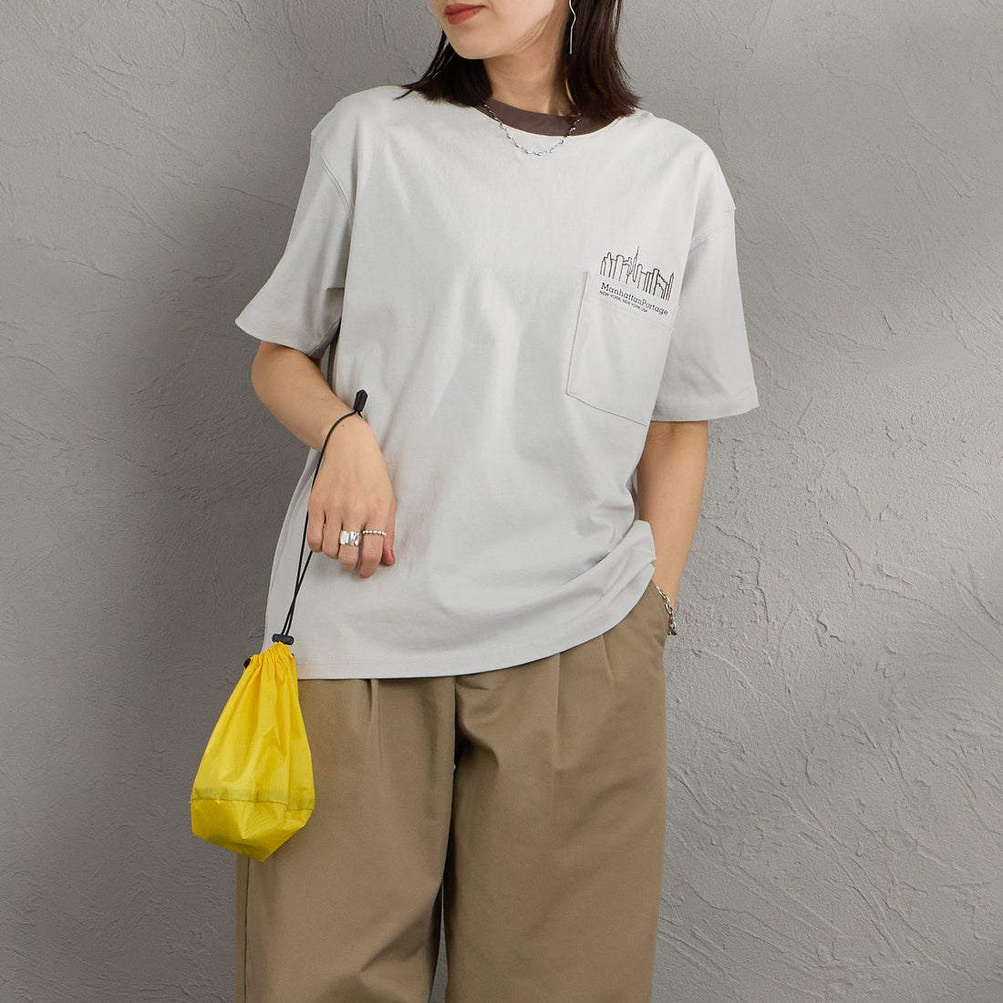 MANHATTAN PORTAGE [マンハッタンポーテージ] 別注 ポケット刺繍 バックプリントTシャツ [26SSMP-IN78-JF] L.GRAY &&モデル身長：160cm 着用サイズ：S&&