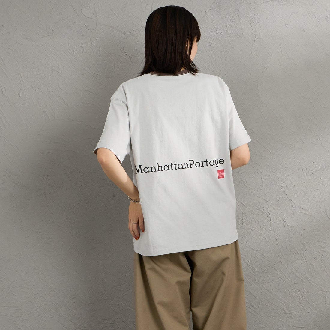MANHATTAN PORTAGE [マンハッタンポーテージ] 別注 ポケット刺繍 バックプリントTシャツ [26SSMP-IN78-JF] L.GRAY &&モデル身長：160cm 着用サイズ：S&&