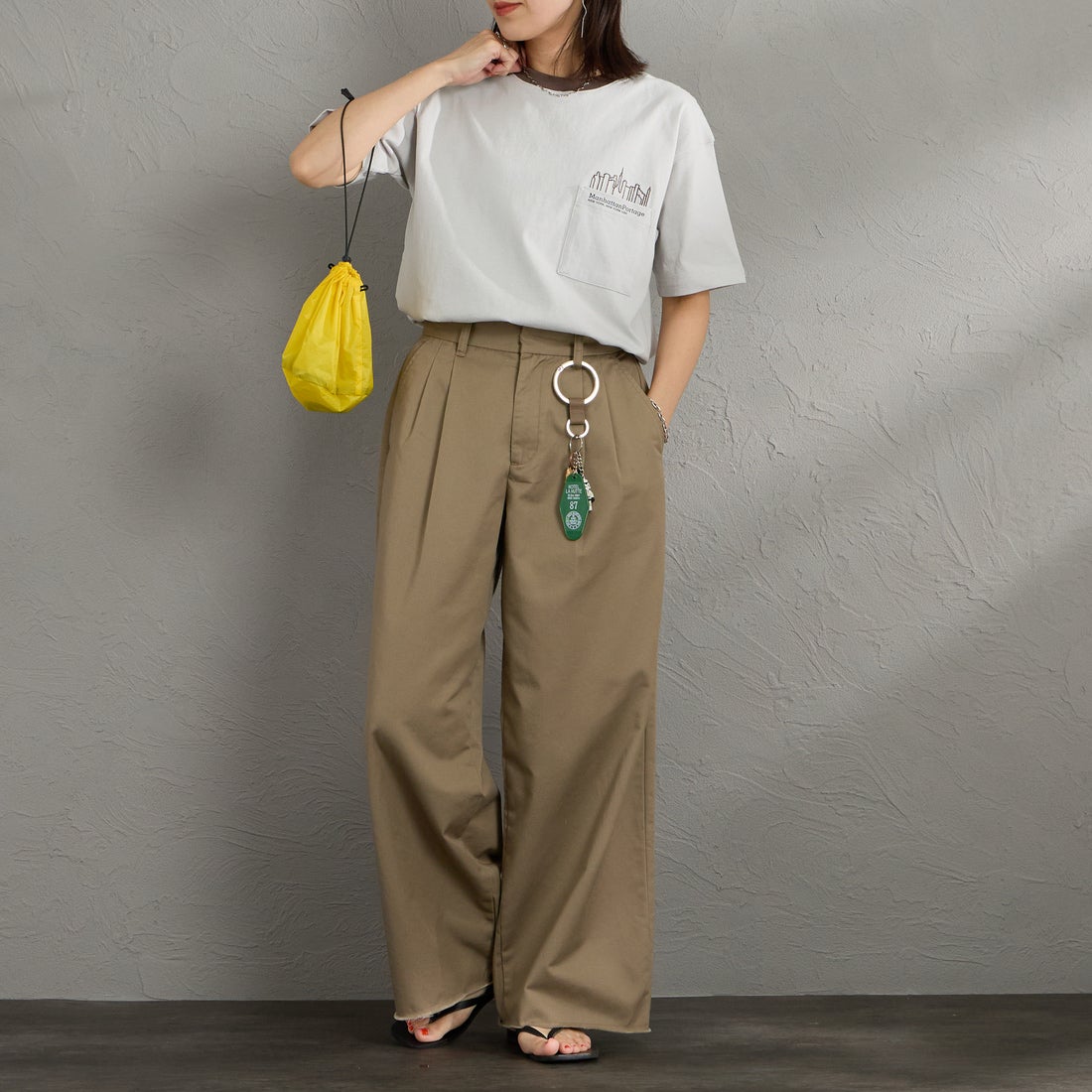 MANHATTAN PORTAGE [マンハッタンポーテージ] 別注 ポケット刺繍 バックプリントTシャツ [26SSMP-IN78-JF] L.GRAY &&モデル身長：160cm 着用サイズ：S&&