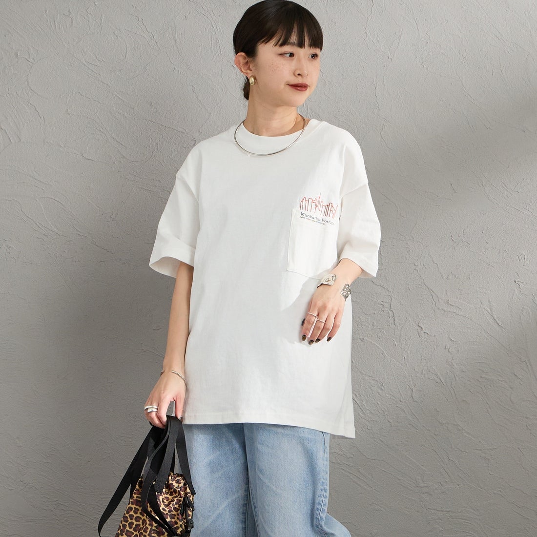 MANHATTAN PORTAGE [マンハッタンポーテージ] 別注 ポケット刺繍 バックプリントTシャツ [26SSMP-IN78-JF] WHITE &&モデル身長：150cm 着用サイズ：S&&