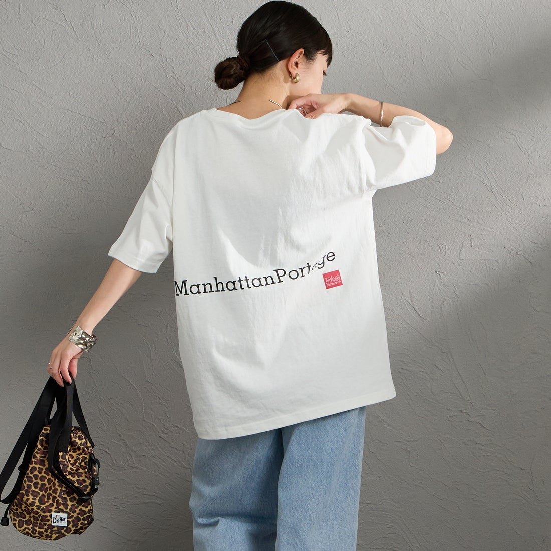 MANHATTAN PORTAGE [マンハッタンポーテージ] 別注 ポケット刺繍 バックプリントTシャツ [26SSMP-IN78-JF] WHITE &&モデル身長：150cm 着用サイズ：S&&