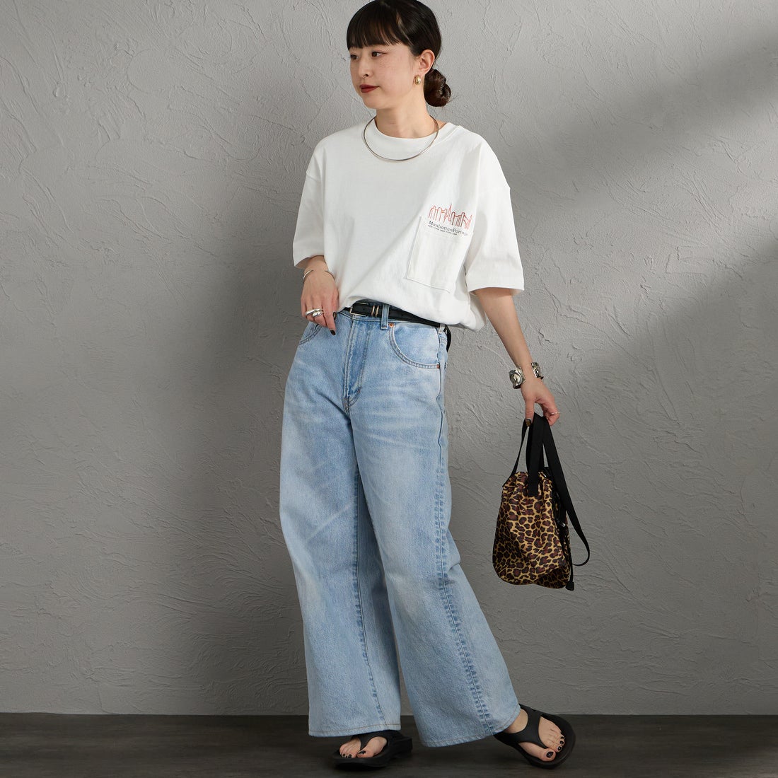 MANHATTAN PORTAGE [マンハッタンポーテージ] 別注 ポケット刺繍 バックプリントTシャツ [26SSMP-IN78-JF] WHITE &&モデル身長：150cm 着用サイズ：S&&