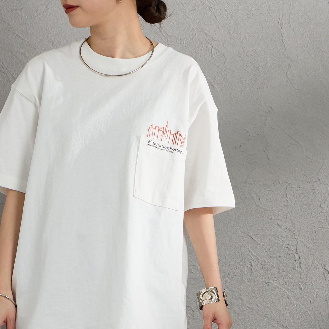 MANHATTAN PORTAGE [マンハッタンポーテージ] 別注 ポケット刺繍 バックプリントTシャツ [26SSMP-IN78-JF] WHITE &&モデル身長：150cm 着用サイズ：S&&