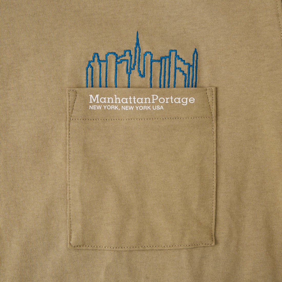 MANHATTAN PORTAGE [マンハッタンポーテージ] 別注 ポケット刺繍 バックプリントTシャツ [26SSMP-IN78-JF] BEIGE