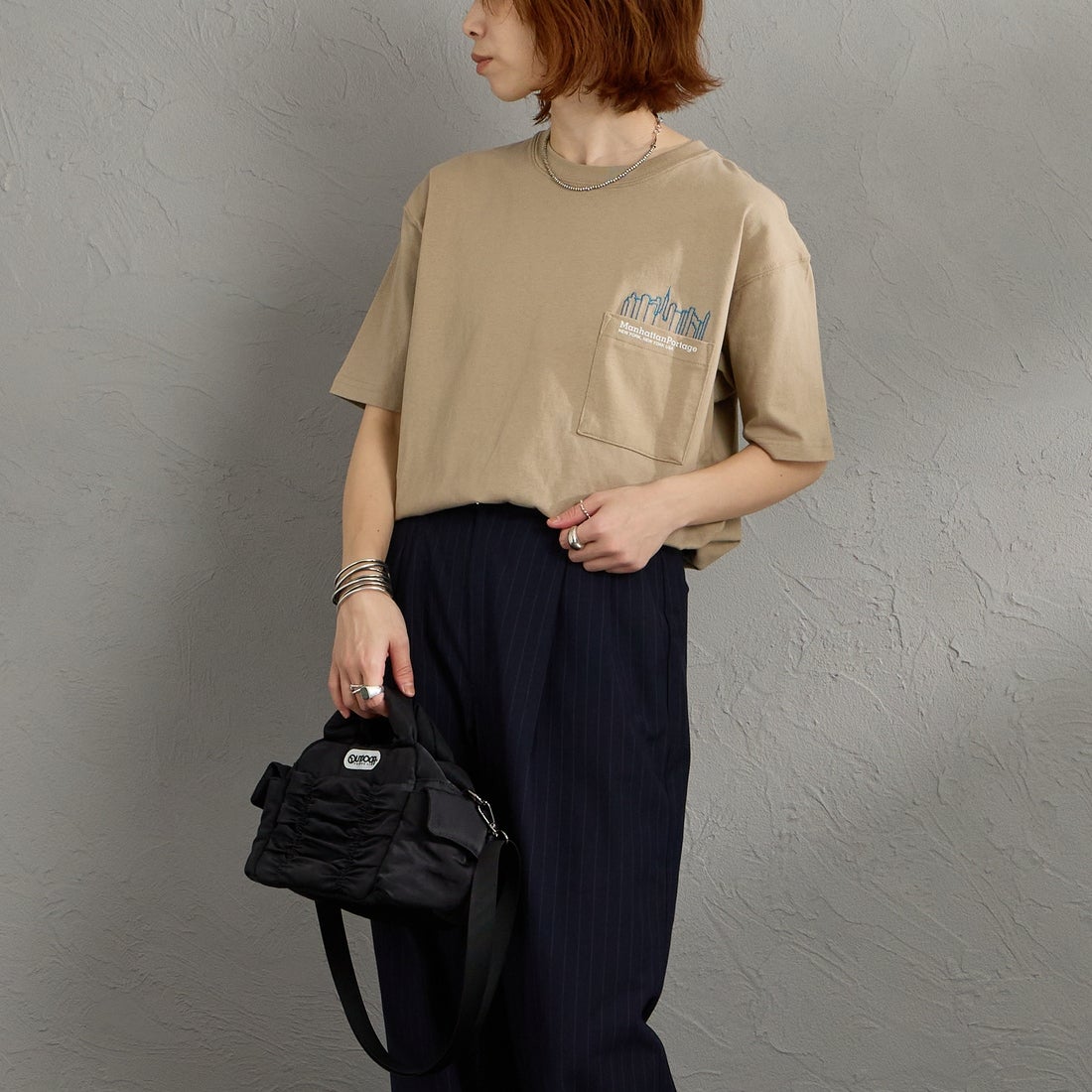 MANHATTAN PORTAGE [マンハッタンポーテージ] 別注 ポケット刺繍 バックプリントTシャツ [26SSMP-IN78-JF] BEIGE &&モデル身長：158cm 着用サイズ：S&&