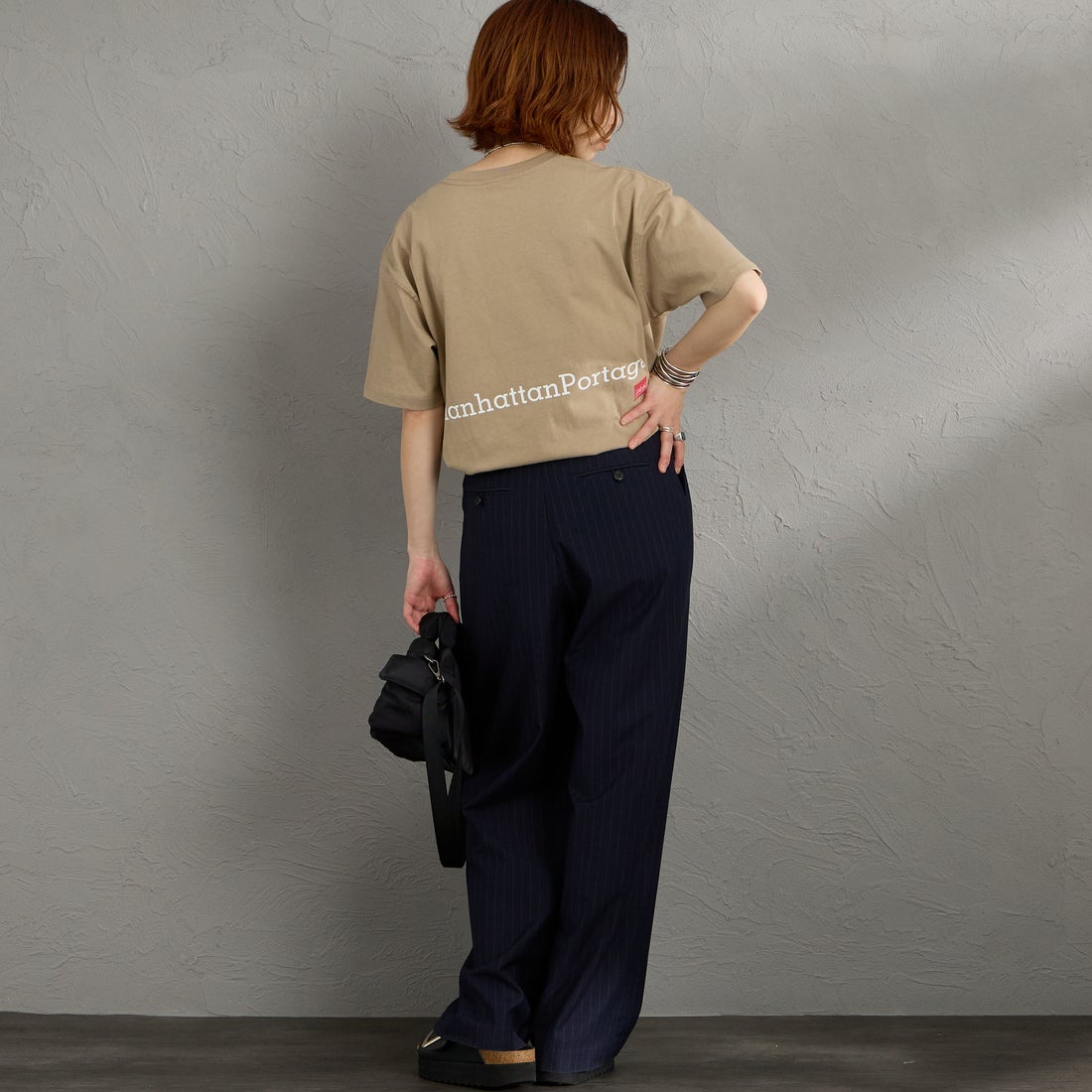 MANHATTAN PORTAGE [マンハッタンポーテージ] 別注 ポケット刺繍 バックプリントTシャツ [26SSMP-IN78-JF] BEIGE &&モデル身長：158cm 着用サイズ：S&&