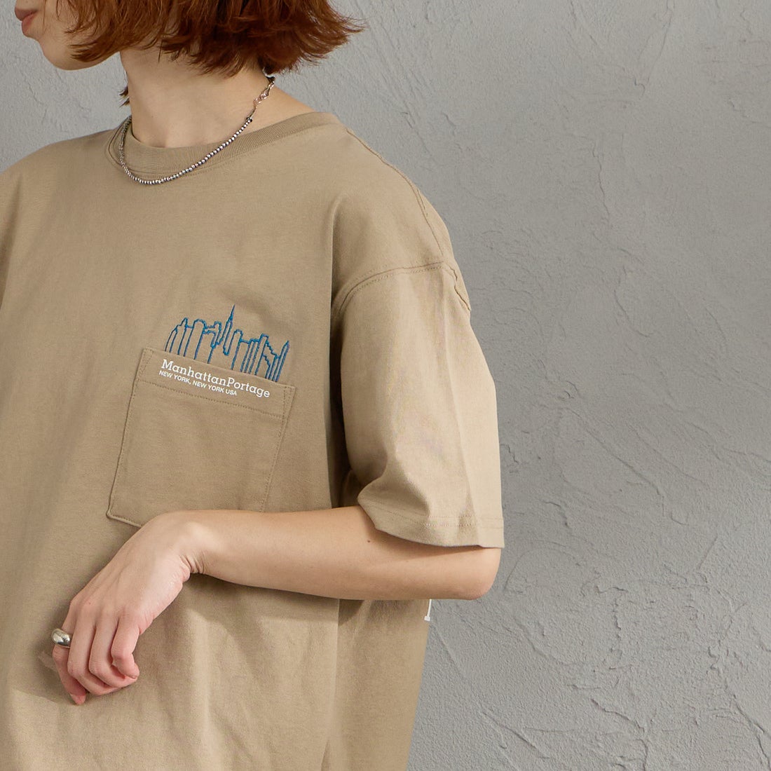 MANHATTAN PORTAGE [マンハッタンポーテージ] 別注 ポケット刺繍 バックプリントTシャツ [26SSMP-IN78-JF] BEIGE &&モデル身長：158cm 着用サイズ：S&&