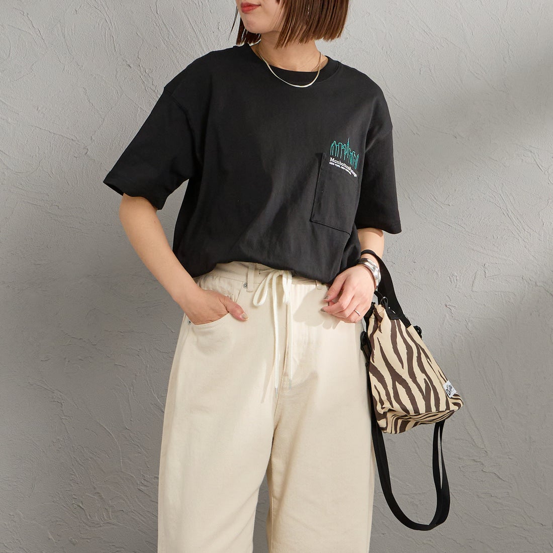 MANHATTAN PORTAGE [マンハッタンポーテージ] 別注 ポケット刺繍 バックプリントTシャツ [26SSMP-IN78-JF] BLACK &&モデル身長：159cm 着用サイズ：S&&