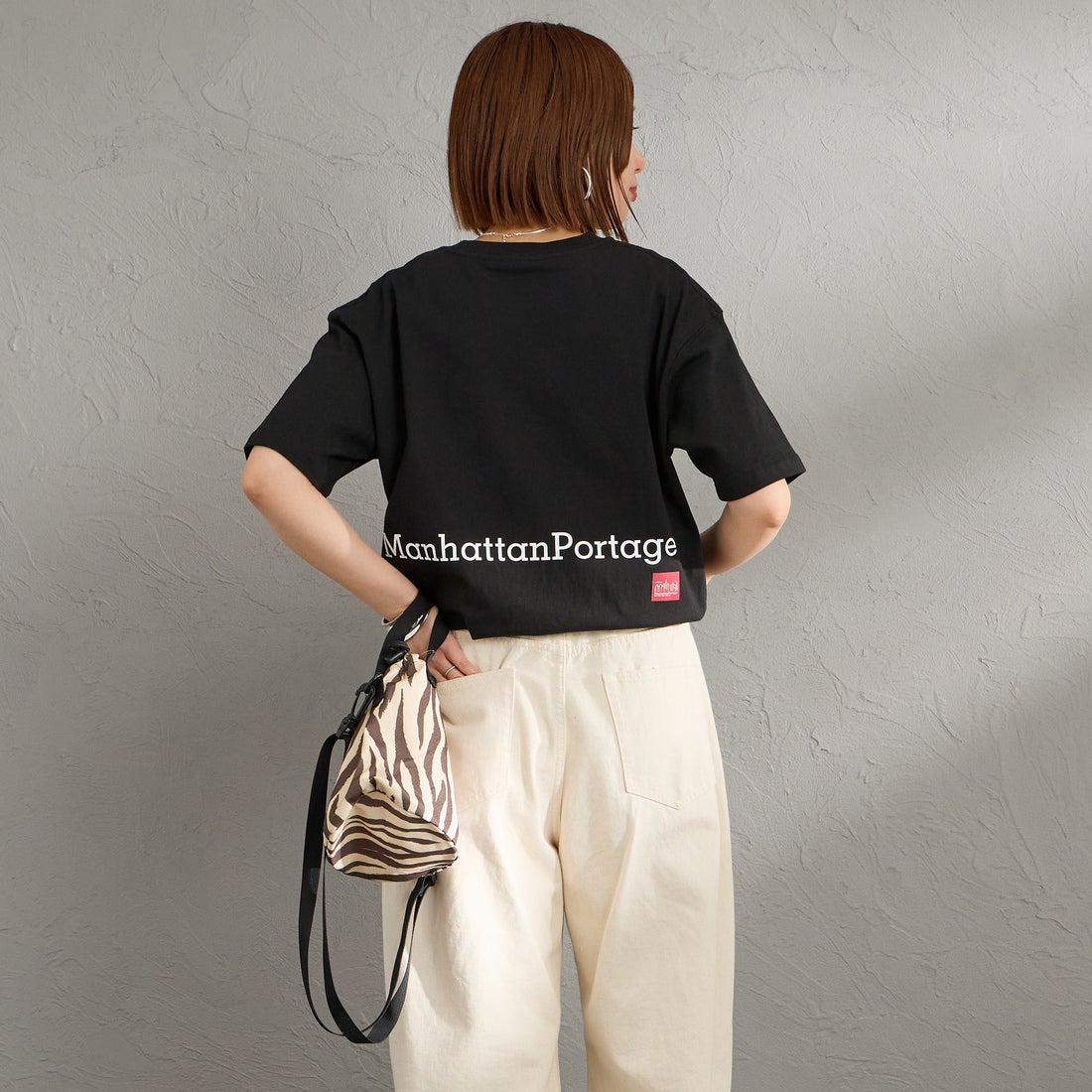 MANHATTAN PORTAGE [マンハッタンポーテージ] 別注 ポケット刺繍 バックプリントTシャツ [26SSMP-IN78-JF] BLACK &&モデル身長：159cm 着用サイズ：S&&