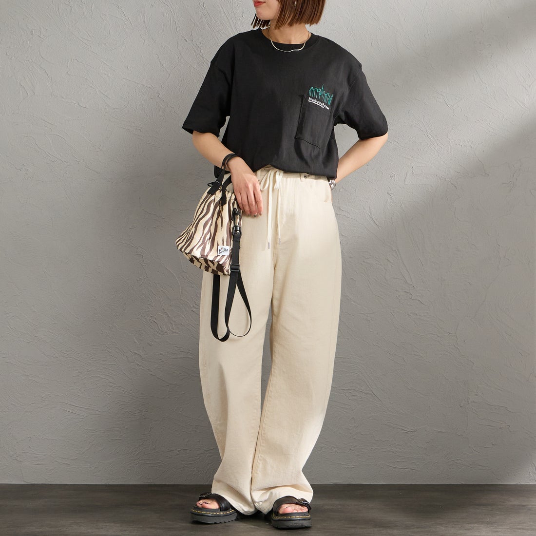 MANHATTAN PORTAGE [マンハッタンポーテージ] 別注 ポケット刺繍 バックプリントTシャツ [26SSMP-IN78-JF] BLACK &&モデル身長：159cm 着用サイズ：S&&