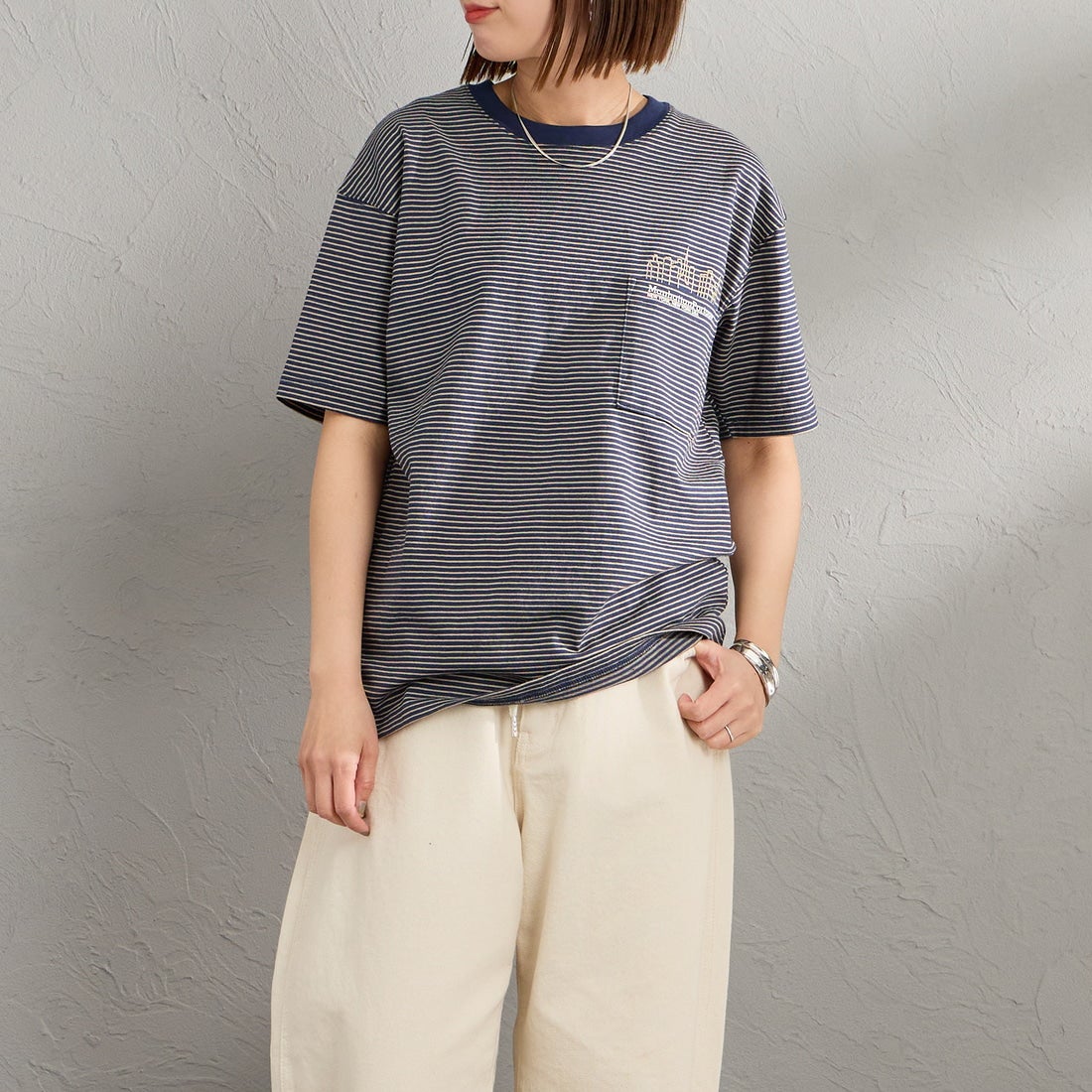 MANHATTAN PORTAGE [マンハッタンポーテージ] 別注 ポケット刺繍 バックプリントTシャツ [26SSMP-IN78-JF] NVY BORDER &&モデル身長：159cm 着用サイズ：S&&