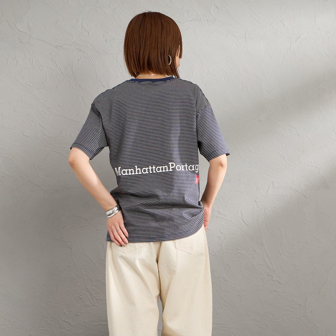 MANHATTAN PORTAGE [マンハッタンポーテージ] 別注 ポケット刺繍 バックプリントTシャツ [26SSMP-IN78-JF] NVY BORDER &&モデル身長：159cm 着用サイズ：S&&