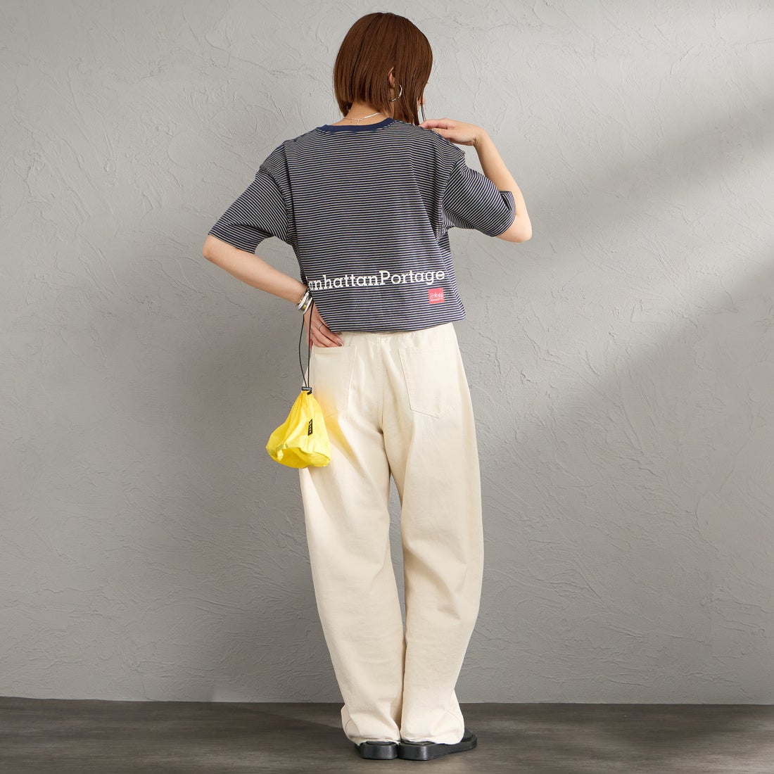MANHATTAN PORTAGE [マンハッタンポーテージ] 別注 ポケット刺繍 バックプリントTシャツ [26SSMP-IN78-JF] NVY BORDER &&モデル身長：159cm 着用サイズ：S&&
