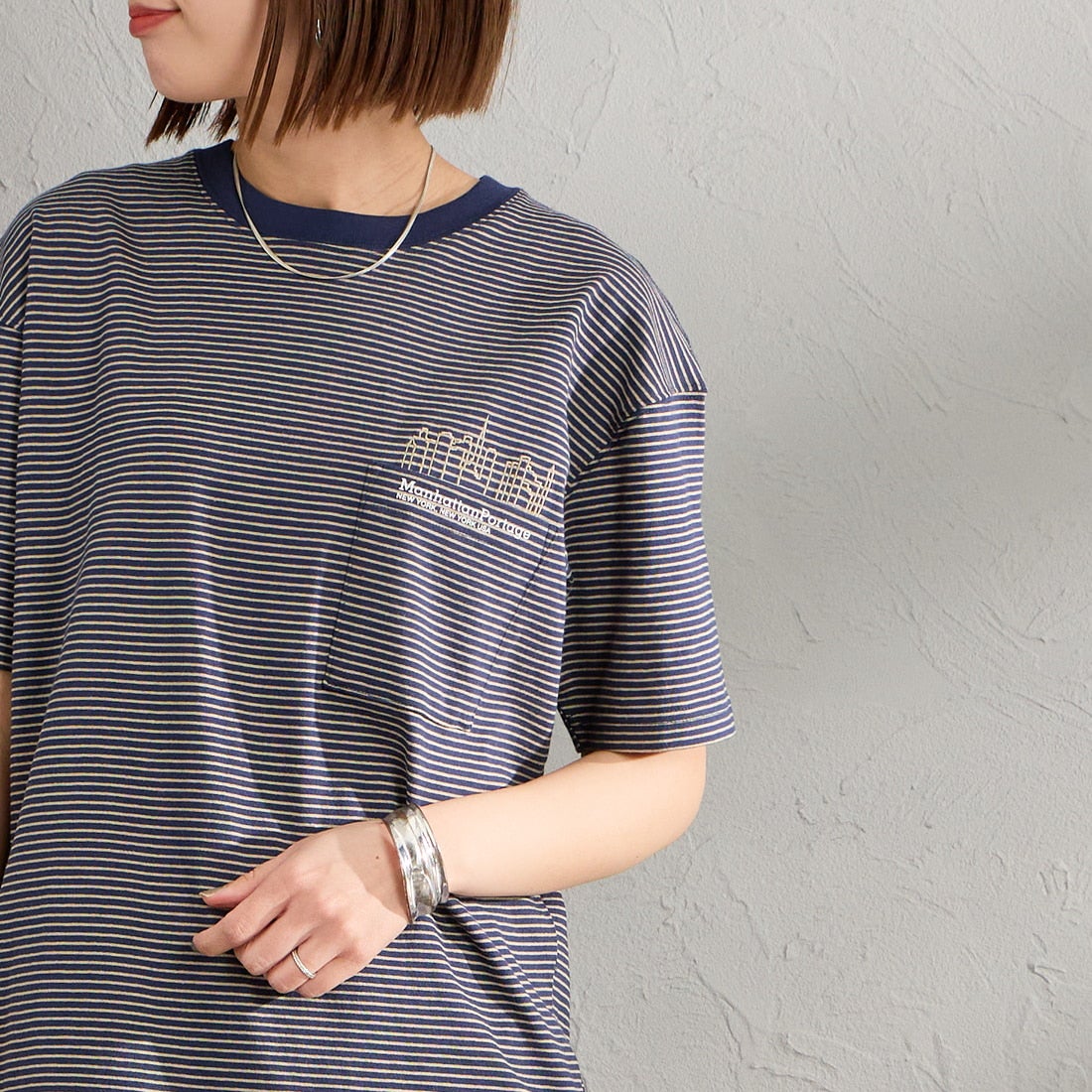 MANHATTAN PORTAGE [マンハッタンポーテージ] 別注 ポケット刺繍 バックプリントTシャツ [26SSMP-IN78-JF] NVY BORDER &&モデル身長：159cm 着用サイズ：S&&