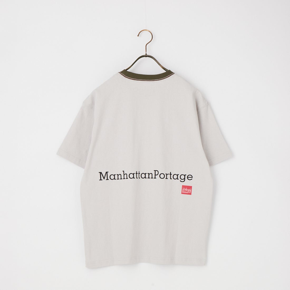 MANHATTAN PORTAGE [マンハッタンポーテージ] 別注 ポケット刺繍 バックプリントTシャツ [26SSMP-IN78-JF] L.GRAY