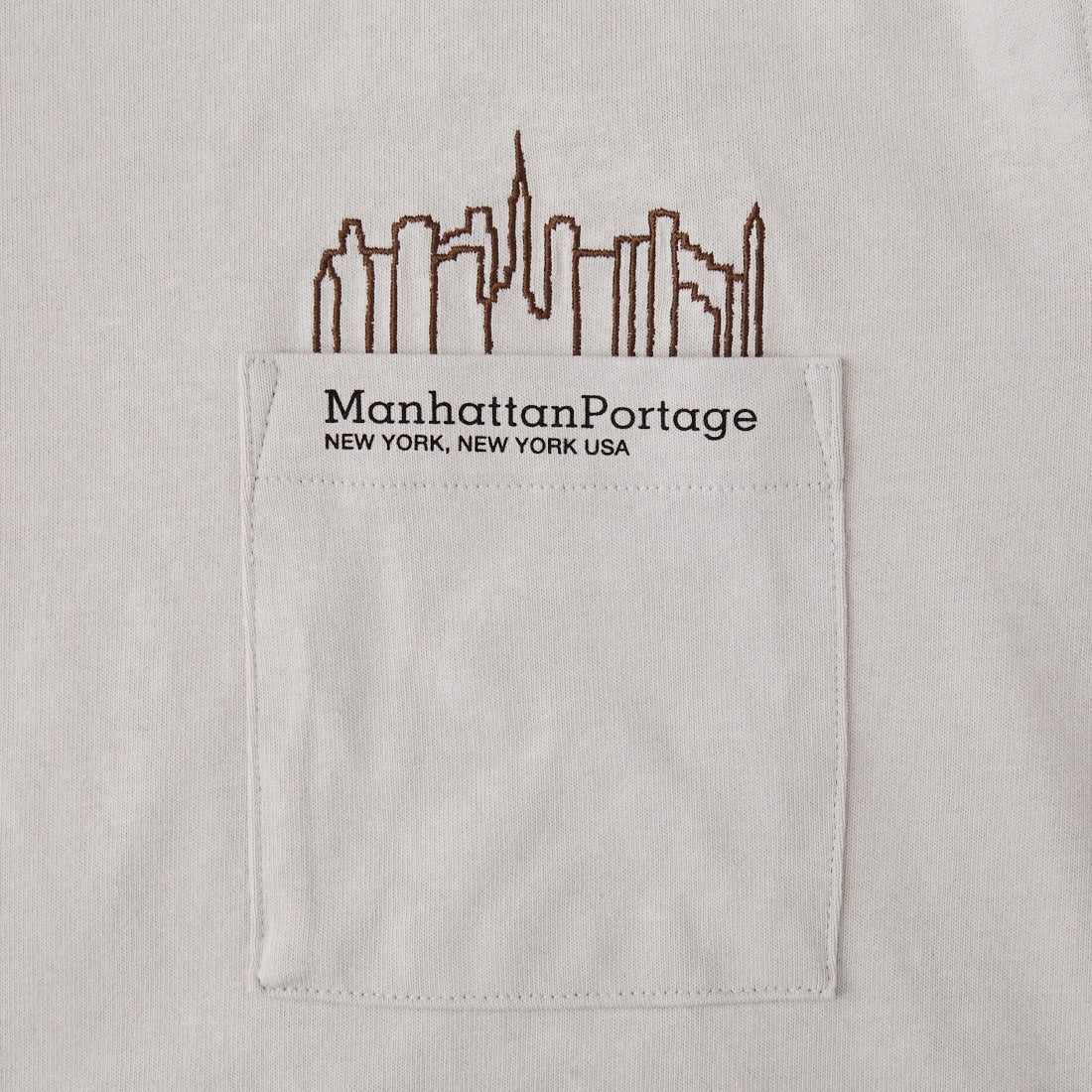 MANHATTAN PORTAGE [マンハッタンポーテージ] 別注 ポケット刺繍 バックプリントTシャツ [26SSMP-IN78-JF] L.GRAY
