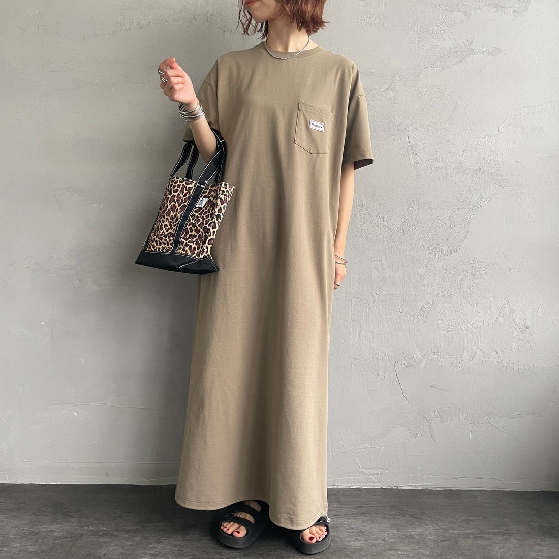 Marmot [マーモット] 別注 ブランドロゴ バックプリント ワンピース [MTSS26WST340IN-JF] D.BEIGE &&モデル身長：158cm 着用サイズ：S&&