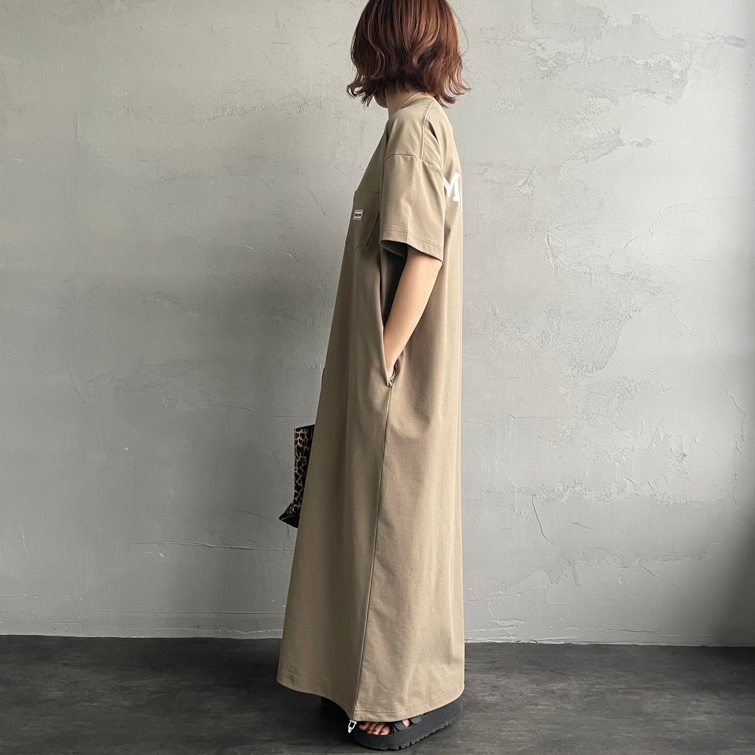 Marmot [マーモット] 別注 ブランドロゴ バックプリント ワンピース [MTSS26WST340IN-JF] D.BEIGE &&モデル身長：158cm 着用サイズ：S&&