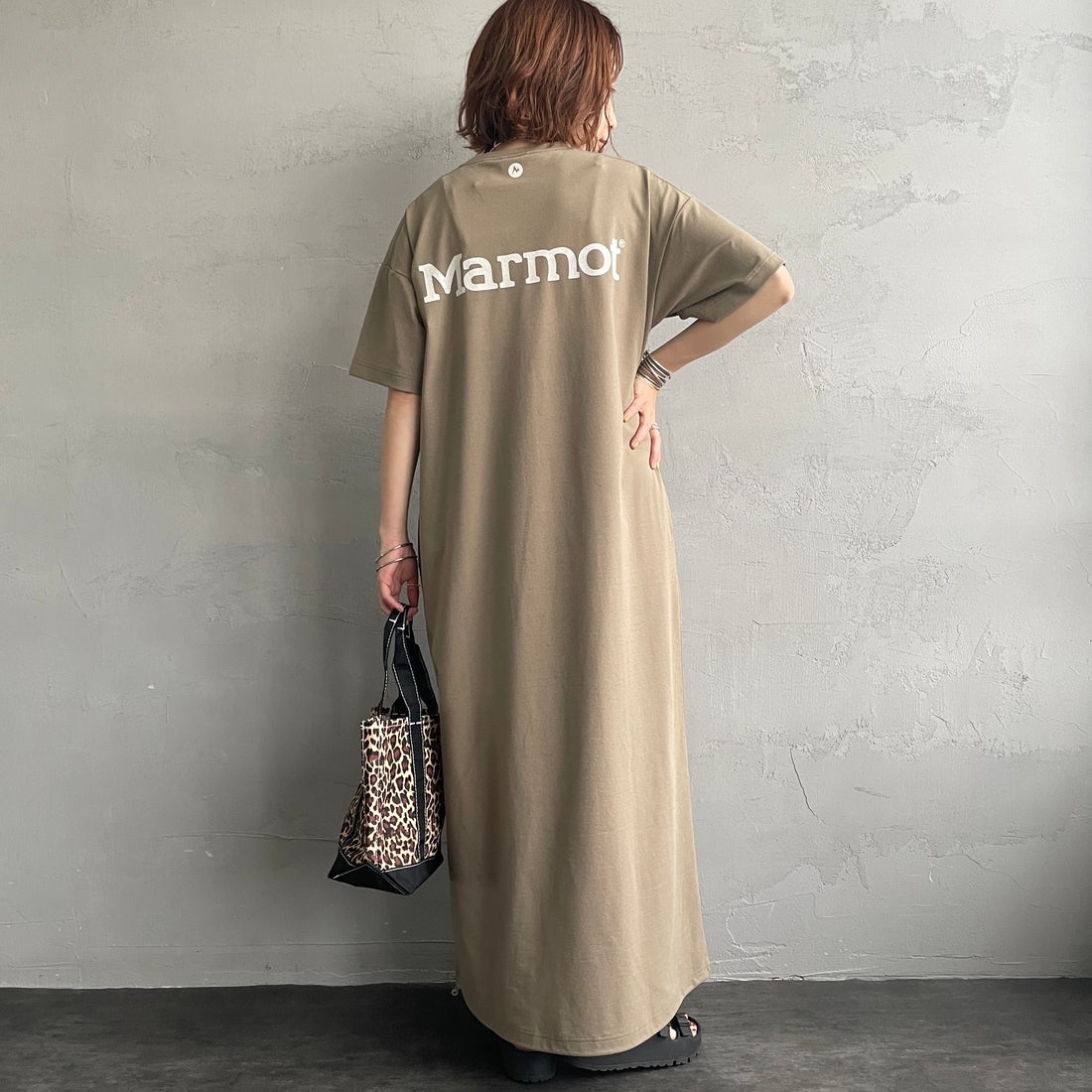 Marmot [マーモット] 別注 ブランドロゴ バックプリント ワンピース [MTSS26WST340IN-JF] D.BEIGE &&モデル身長：158cm 着用サイズ：S&&