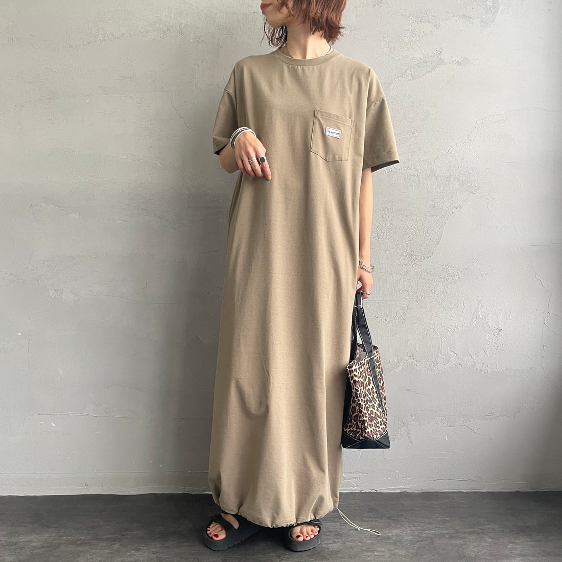 Marmot [マーモット] 別注 ブランドロゴ バックプリント ワンピース [MTSS26WST340IN-JF] D.BEIGE &&モデル身長：158cm 着用サイズ：S&&