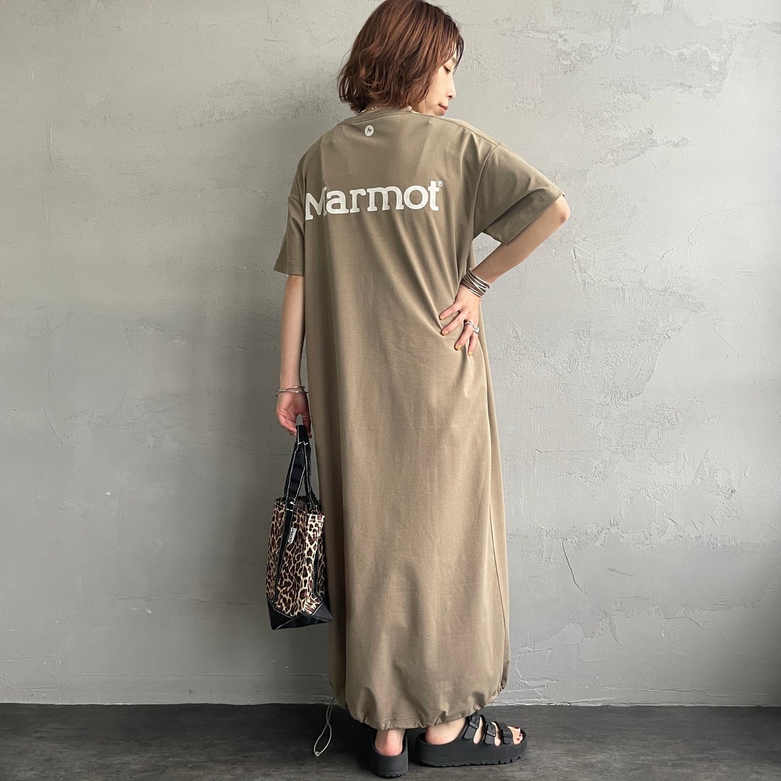 Marmot [マーモット] 別注 ブランドロゴ バックプリント ワンピース [MTSS26WST340IN-JF] D.BEIGE &&モデル身長：158cm 着用サイズ：S&&