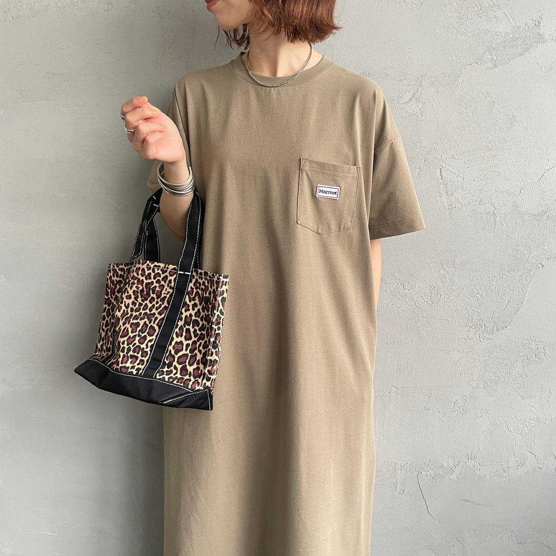 Marmot [マーモット] 別注 ブランドロゴ バックプリント ワンピース [MTSS26WST340IN-JF] D.BEIGE &&モデル身長：158cm 着用サイズ：S&&