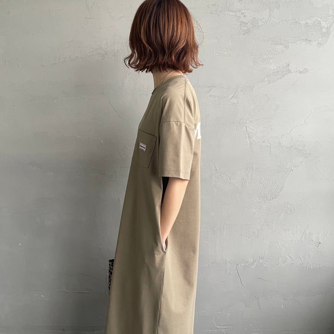 Marmot [マーモット] 別注 ブランドロゴ バックプリント ワンピース [MTSS26WST340IN-JF] D.BEIGE &&モデル身長：158cm 着用サイズ：S&&