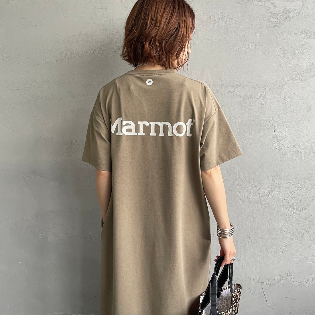 Marmot [マーモット] 別注 ブランドロゴ バックプリント ワンピース [MTSS26WST340IN-JF] D.BEIGE &&モデル身長：158cm 着用サイズ：S&&