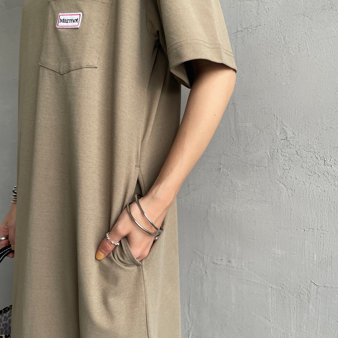 Marmot [マーモット] 別注 ブランドロゴ バックプリント ワンピース [MTSS26WST340IN-JF] D.BEIGE &&モデル身長：158cm 着用サイズ：S&&