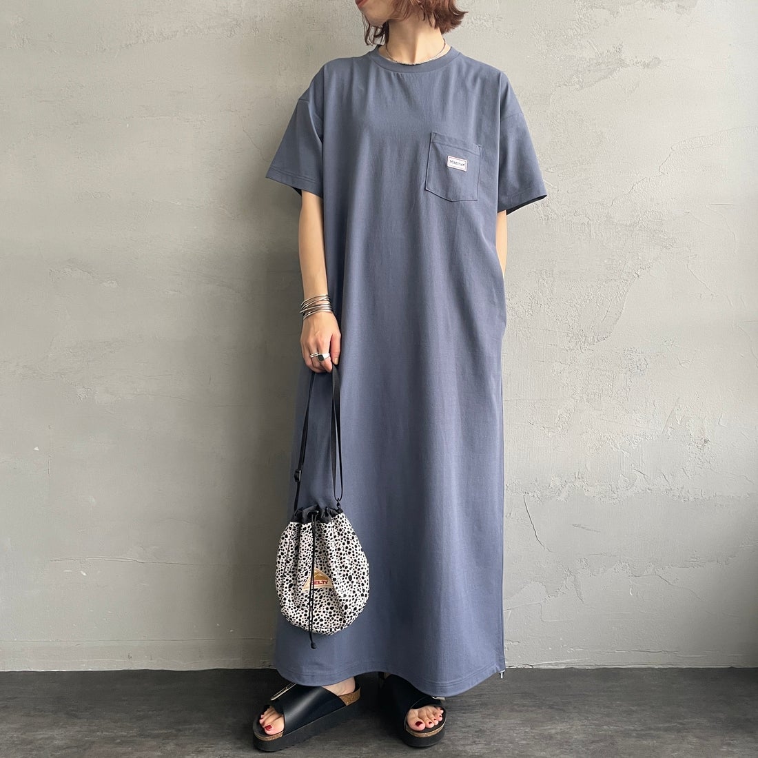 Marmot [マーモット] 別注 ブランドロゴ バックプリント ワンピース [MTSS26WST340IN-JF] INDIGO &&モデル身長：158cm 着用サイズ：S&&