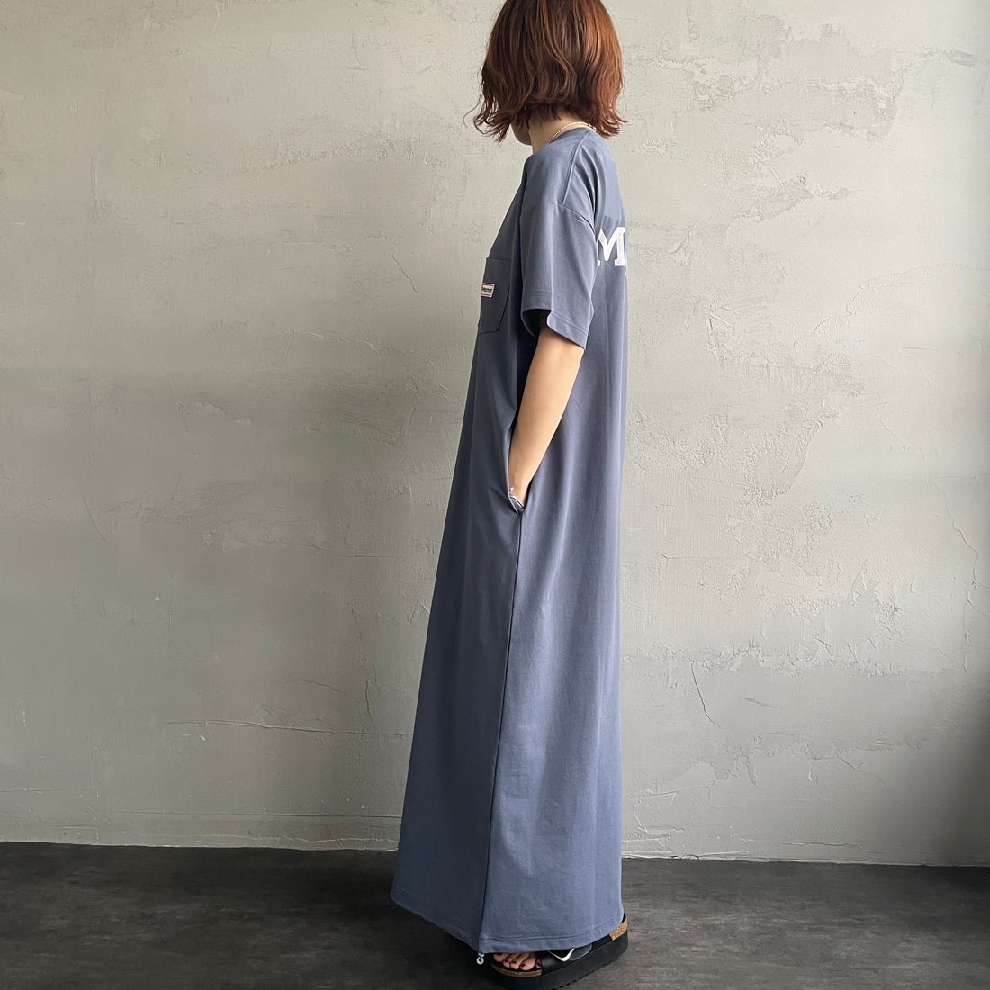 Marmot [マーモット] 別注 ブランドロゴ バックプリント ワンピース [MTSS26WST340IN-JF] INDIGO &&モデル身長：158cm 着用サイズ：S&&