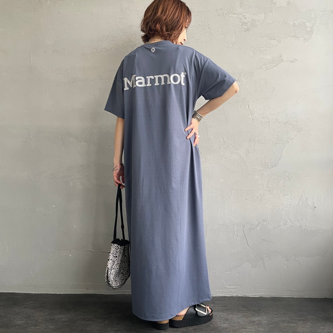 Marmot [マーモット] 別注 ブランドロゴ バックプリント ワンピース [MTSS26WST340IN-JF] INDIGO &&モデル身長：158cm 着用サイズ：S&&