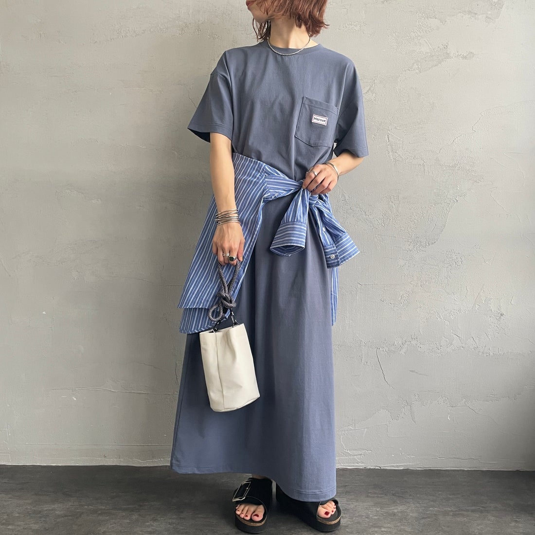 Marmot [マーモット] 別注 ブランドロゴ バックプリント ワンピース [MTSS26WST340IN-JF] INDIGO &&モデル身長：158cm 着用サイズ：S&&