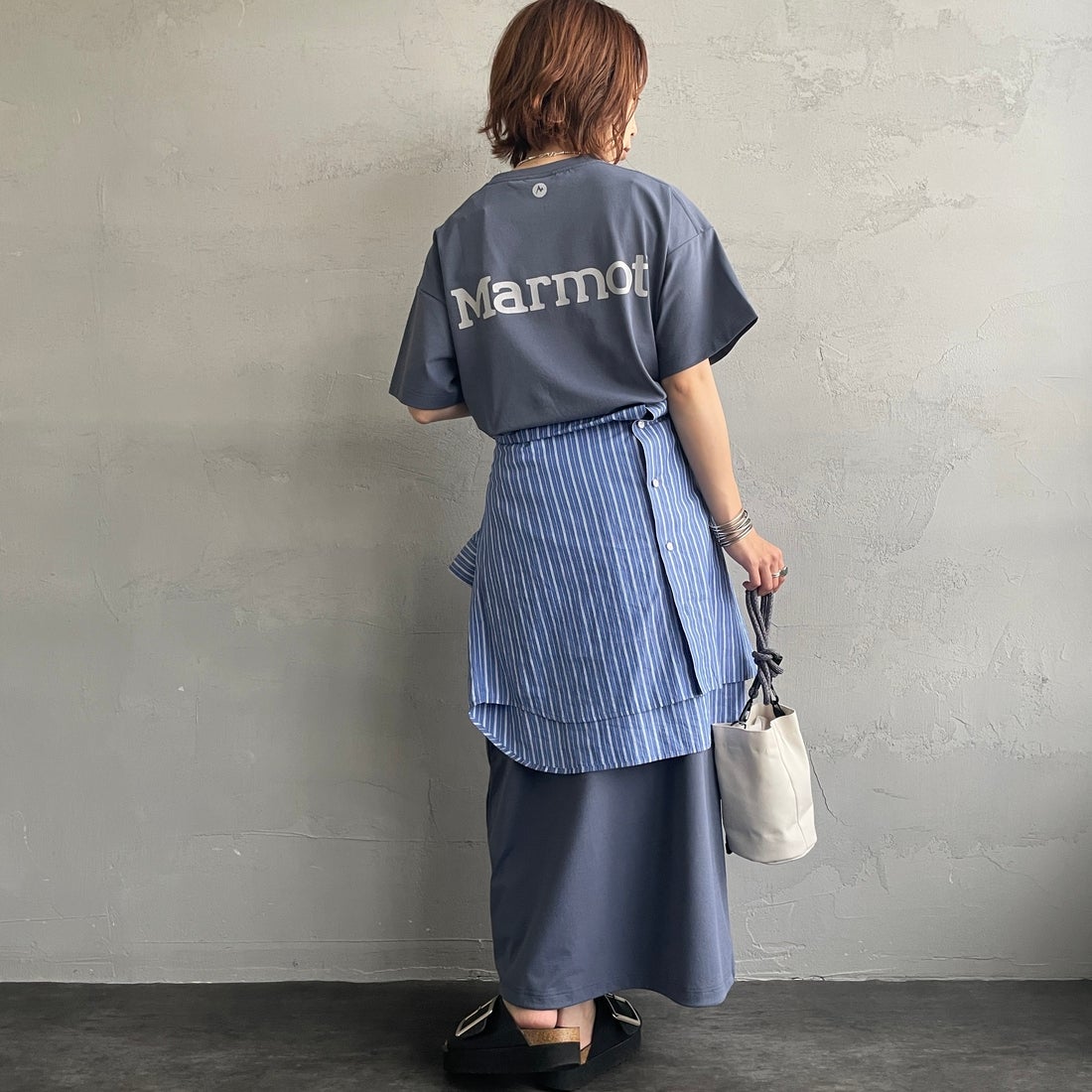 Marmot [マーモット] 別注 ブランドロゴ バックプリント ワンピース [MTSS26WST340IN-JF] INDIGO &&モデル身長：158cm 着用サイズ：S&&