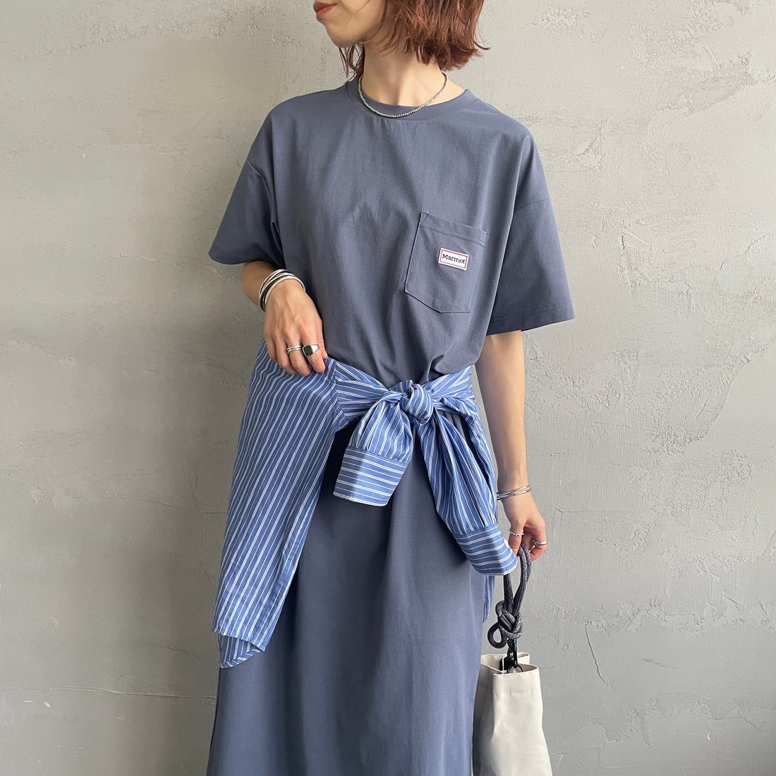 Marmot [マーモット] 別注 ブランドロゴ バックプリント ワンピース [MTSS26WST340IN-JF] INDIGO &&モデル身長：158cm 着用サイズ：S&&