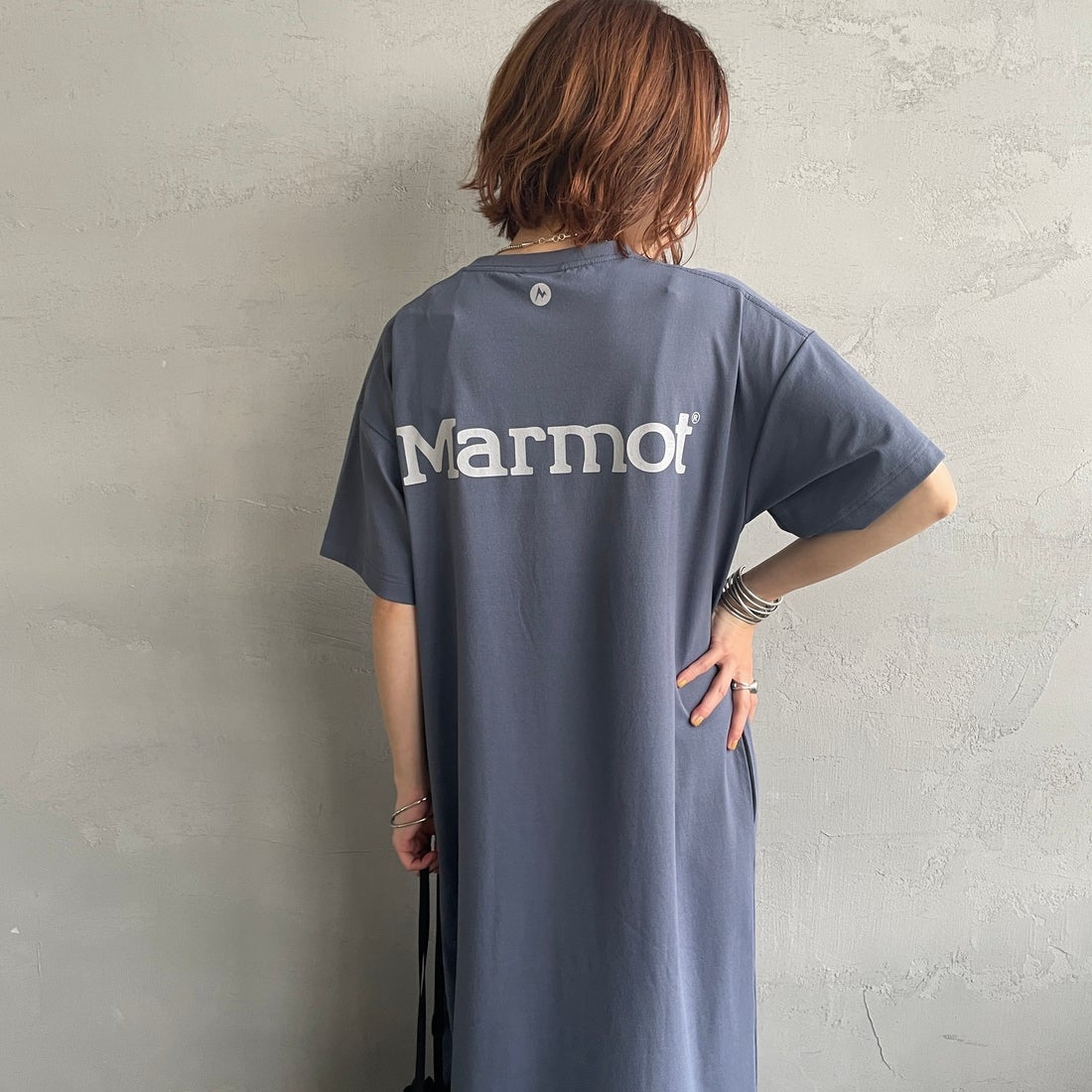 Marmot [マーモット] 別注 ブランドロゴ バックプリント ワンピース [MTSS26WST340IN-JF] INDIGO &&モデル身長：158cm 着用サイズ：S&&