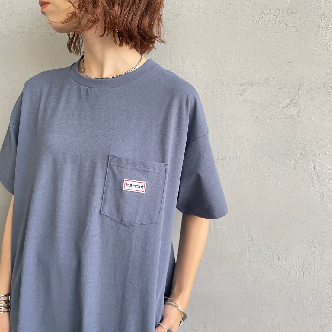 Marmot [マーモット] 別注 ブランドロゴ バックプリント ワンピース [MTSS26WST340IN-JF] INDIGO &&モデル身長：158cm 着用サイズ：S&&