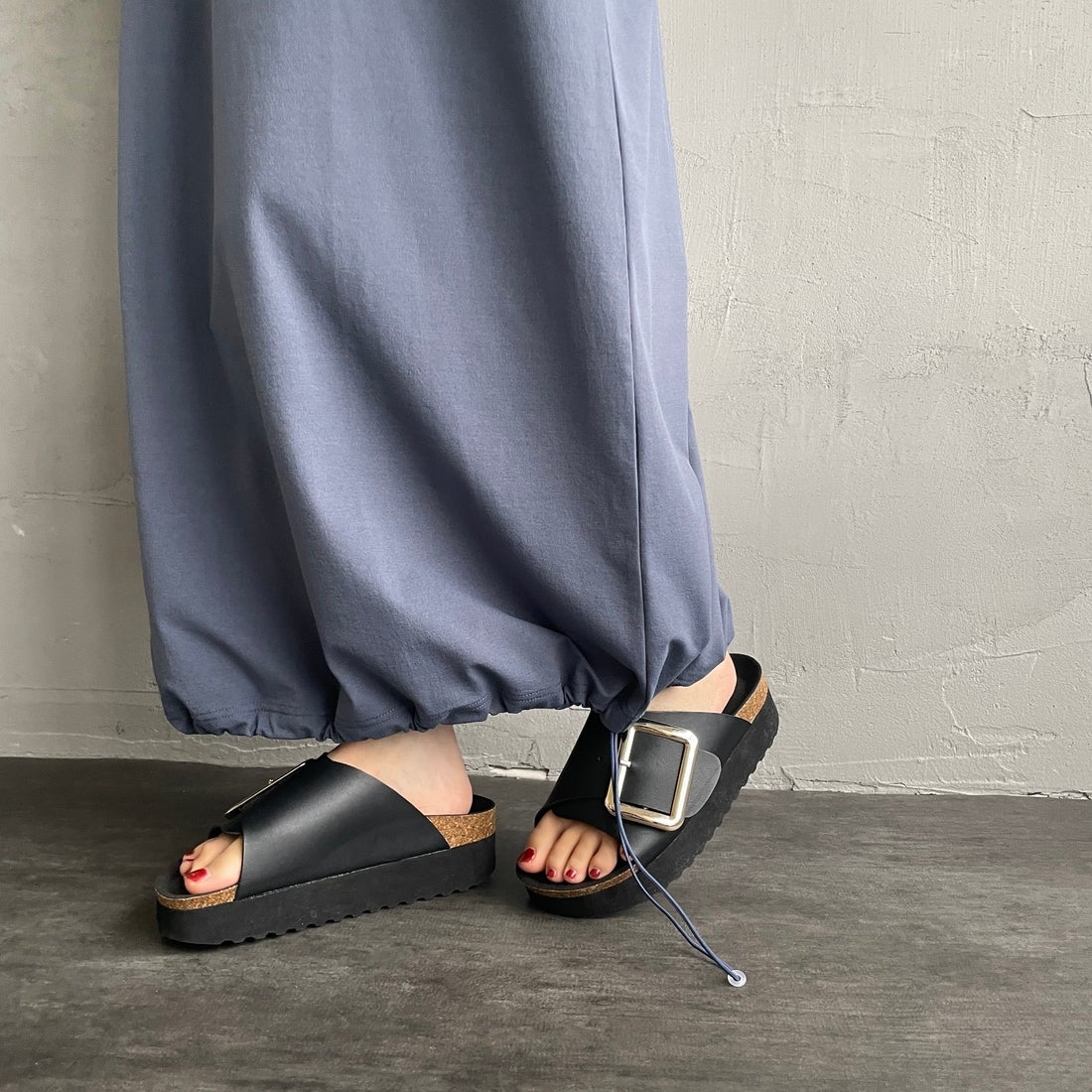 Marmot [マーモット] 別注 ブランドロゴ バックプリント ワンピース [MTSS26WST340IN-JF] INDIGO &&モデル身長：158cm 着用サイズ：S&&