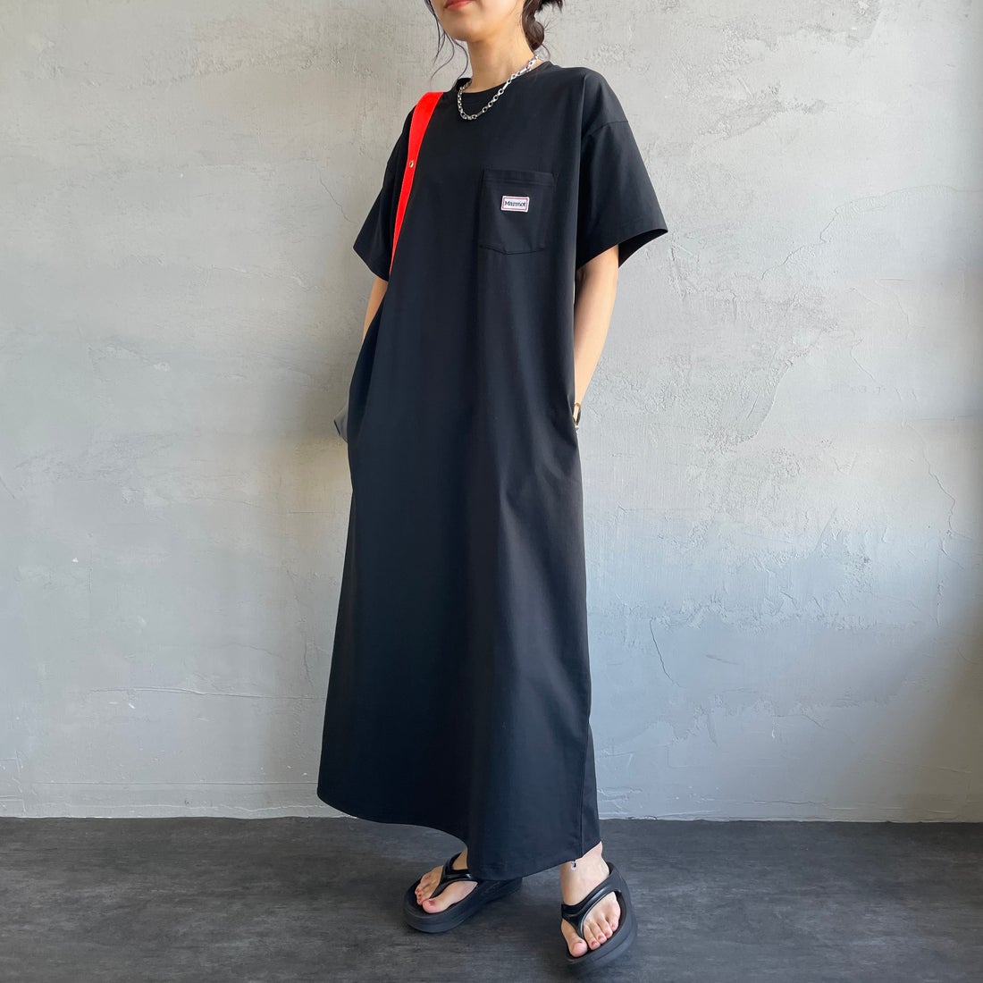 Marmot [マーモット] 別注 ブランドロゴ バックプリント ワンピース [MTSS26WST340IN-JF] BLACK &&モデル身長：160cm 着用サイズ：S&&