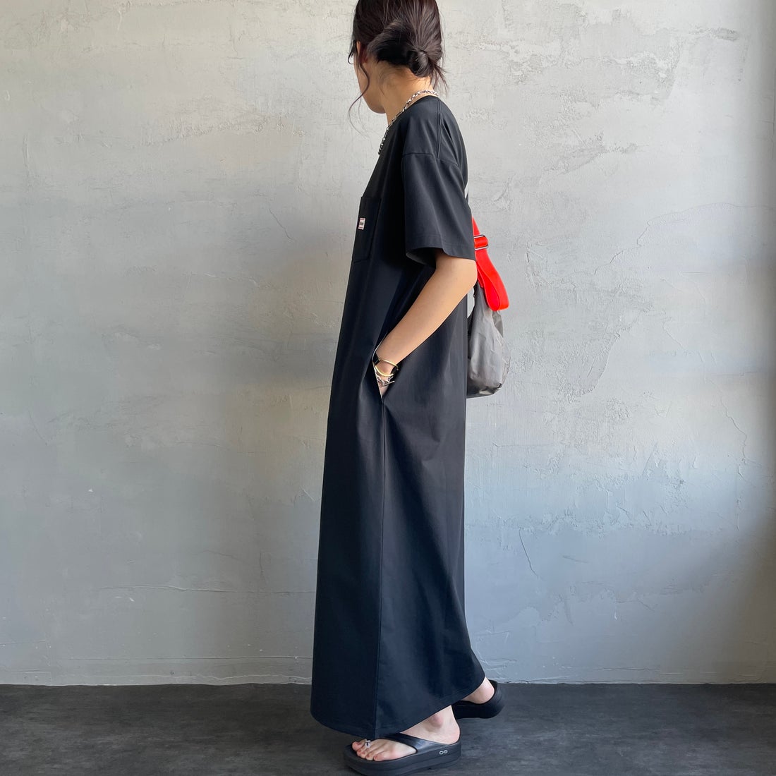 Marmot [マーモット] 別注 ブランドロゴ バックプリント ワンピース [MTSS26WST340IN-JF] BLACK &&モデル身長：160cm 着用サイズ：S&&