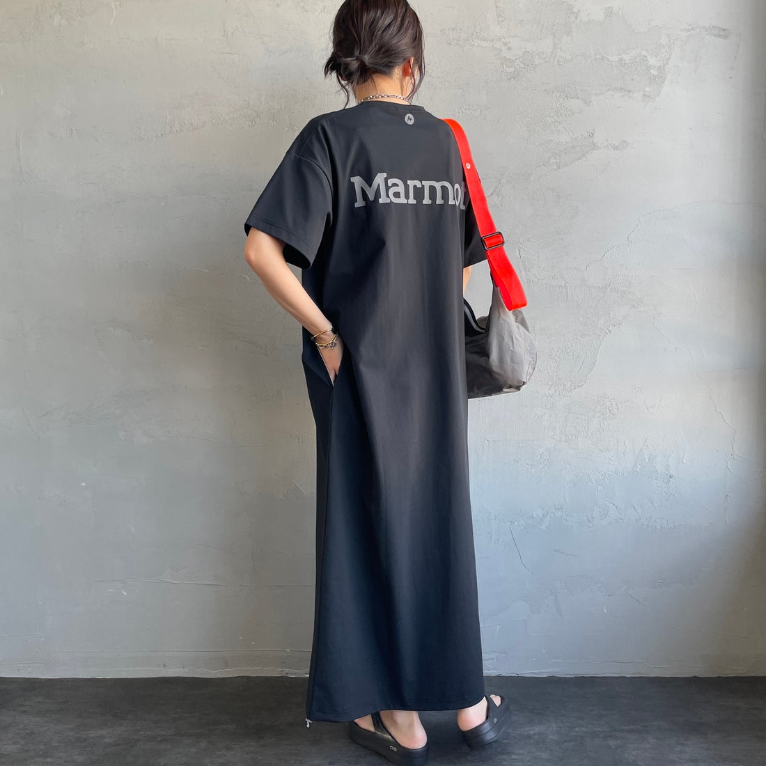 Marmot [マーモット] 別注 ブランドロゴ バックプリント ワンピース [MTSS26WST340IN-JF] BLACK &&モデル身長：160cm 着用サイズ：S&&