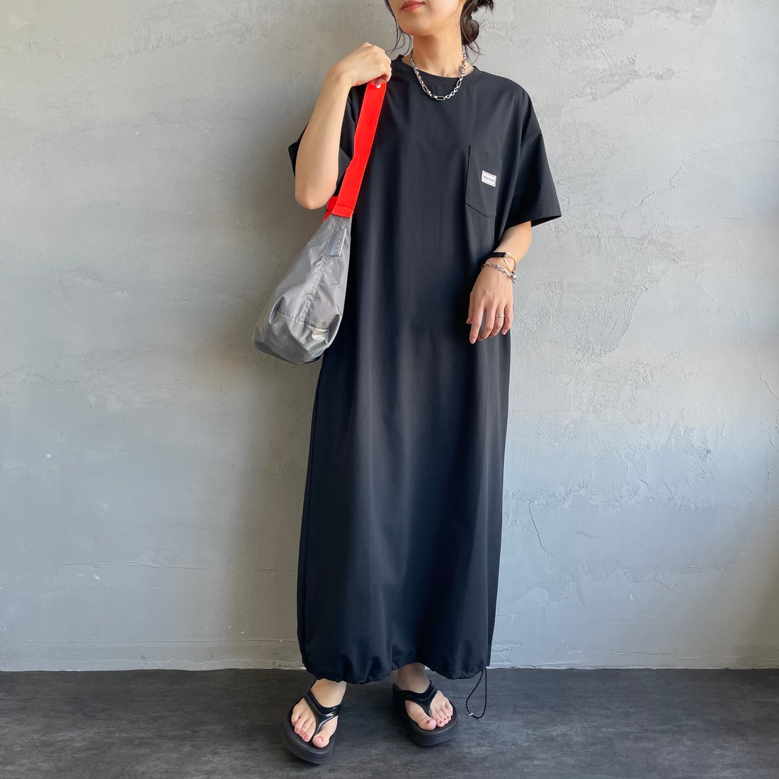 Marmot [マーモット] 別注 ブランドロゴ バックプリント ワンピース [MTSS26WST340IN-JF] BLACK &&モデル身長：160cm 着用サイズ：S&&