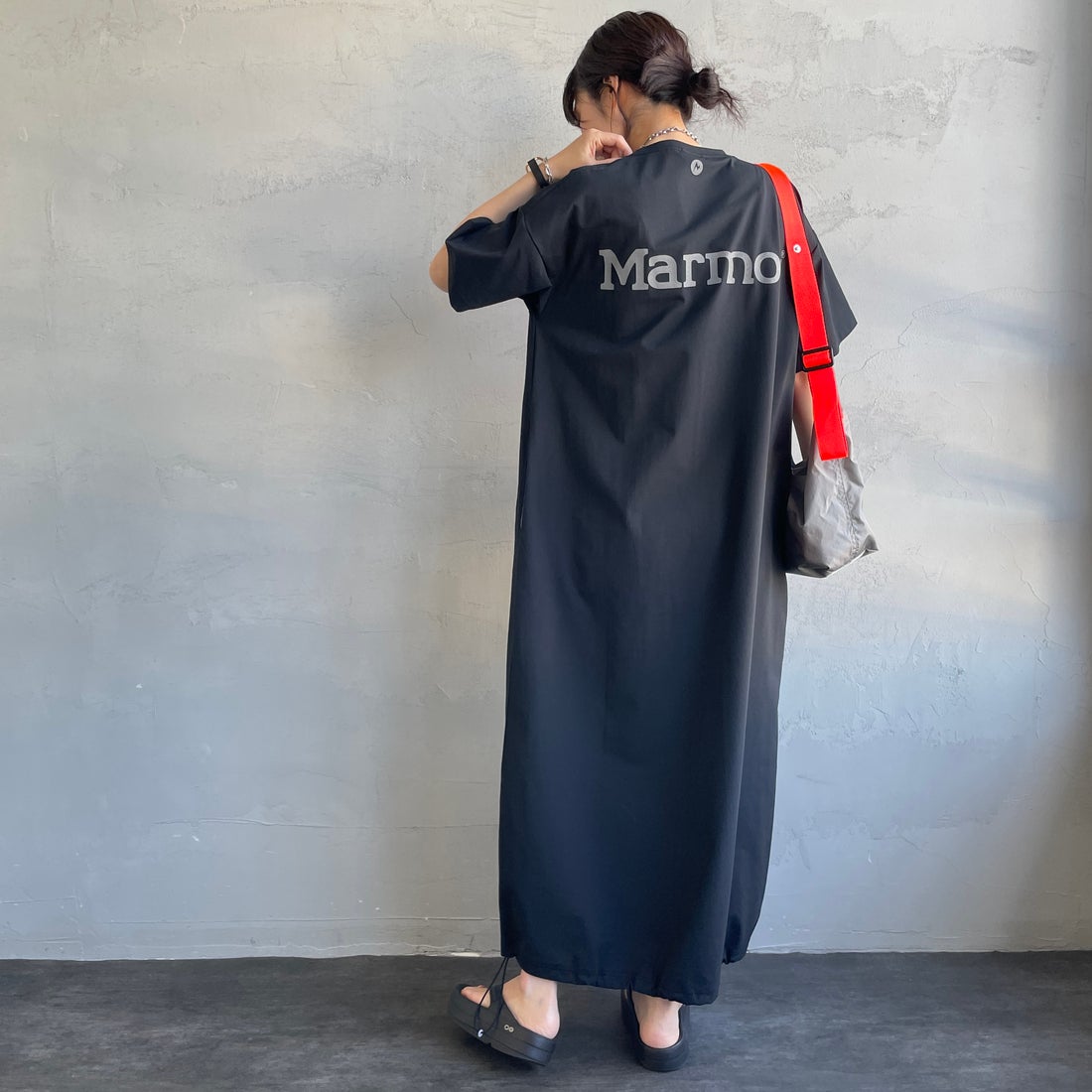 Marmot [マーモット] 別注 ブランドロゴ バックプリント ワンピース [MTSS26WST340IN-JF] BLACK &&モデル身長：160cm 着用サイズ：S&&