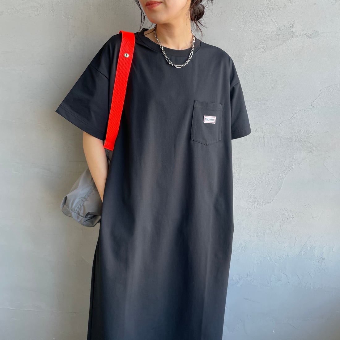 Marmot [マーモット] 別注 ブランドロゴ バックプリント ワンピース [MTSS26WST340IN-JF] BLACK &&モデル身長：160cm 着用サイズ：S&&