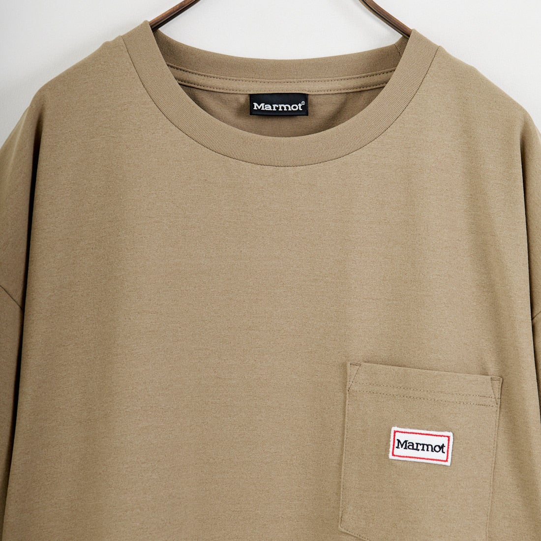 Marmot [マーモット] 別注 ブランドロゴ バックプリント ワンピース [MTSS26WST340IN-JF] D.BEIGE