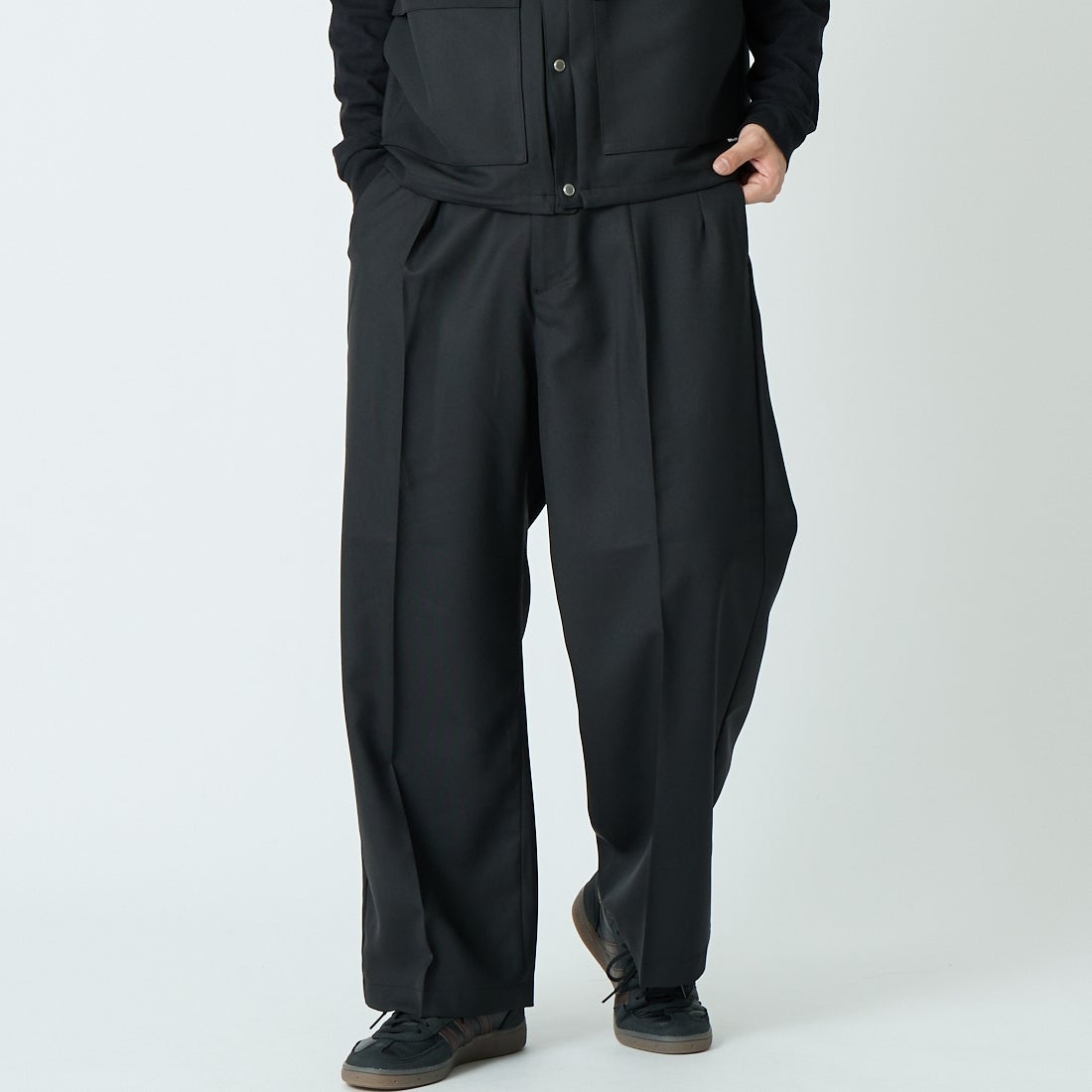 amne [アンヌ] ギャバジンホエールスラックス [AMN-PT-046] BLACK &&モデル身長：179cm 着用サイズ：2&&