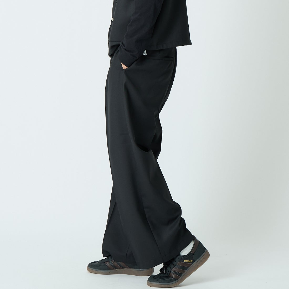 amne [アンヌ] ギャバジンホエールスラックス [AMN-PT-046] BLACK &&モデル身長：179cm 着用サイズ：2&&