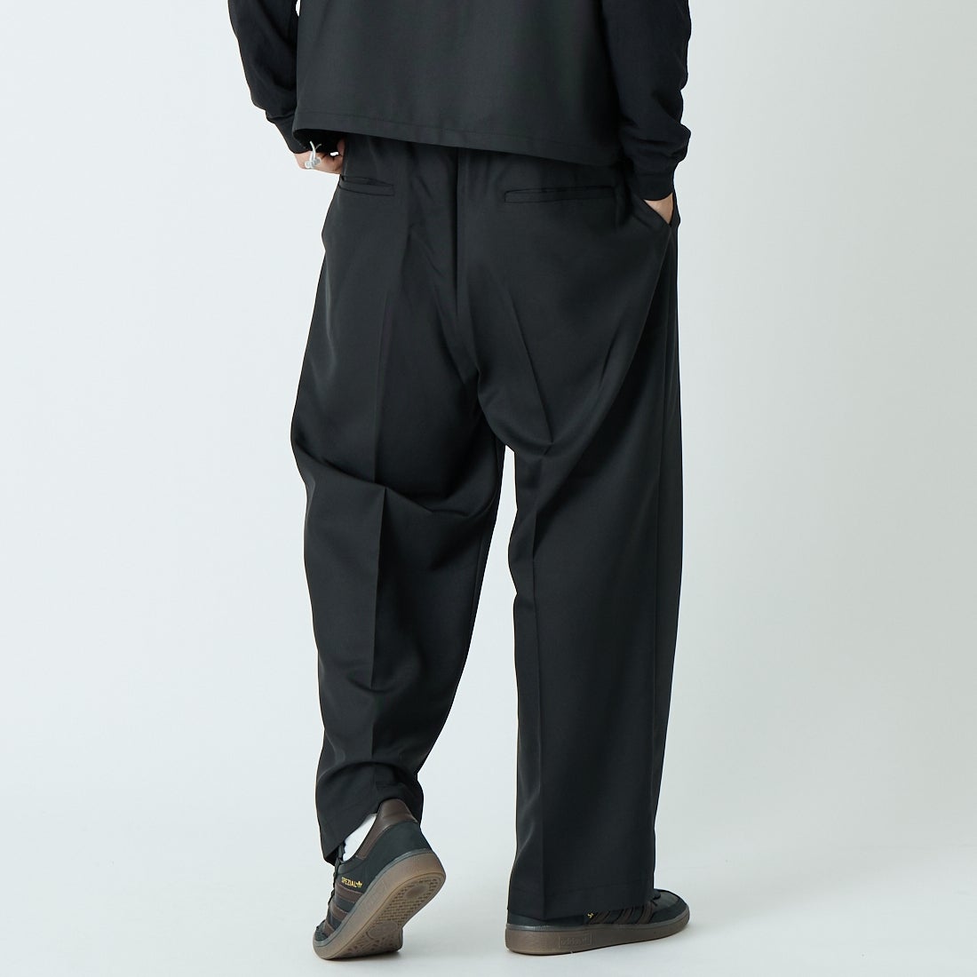 amne [アンヌ] ギャバジンホエールスラックス [AMN-PT-046] BLACK &&モデル身長：179cm 着用サイズ：2&&