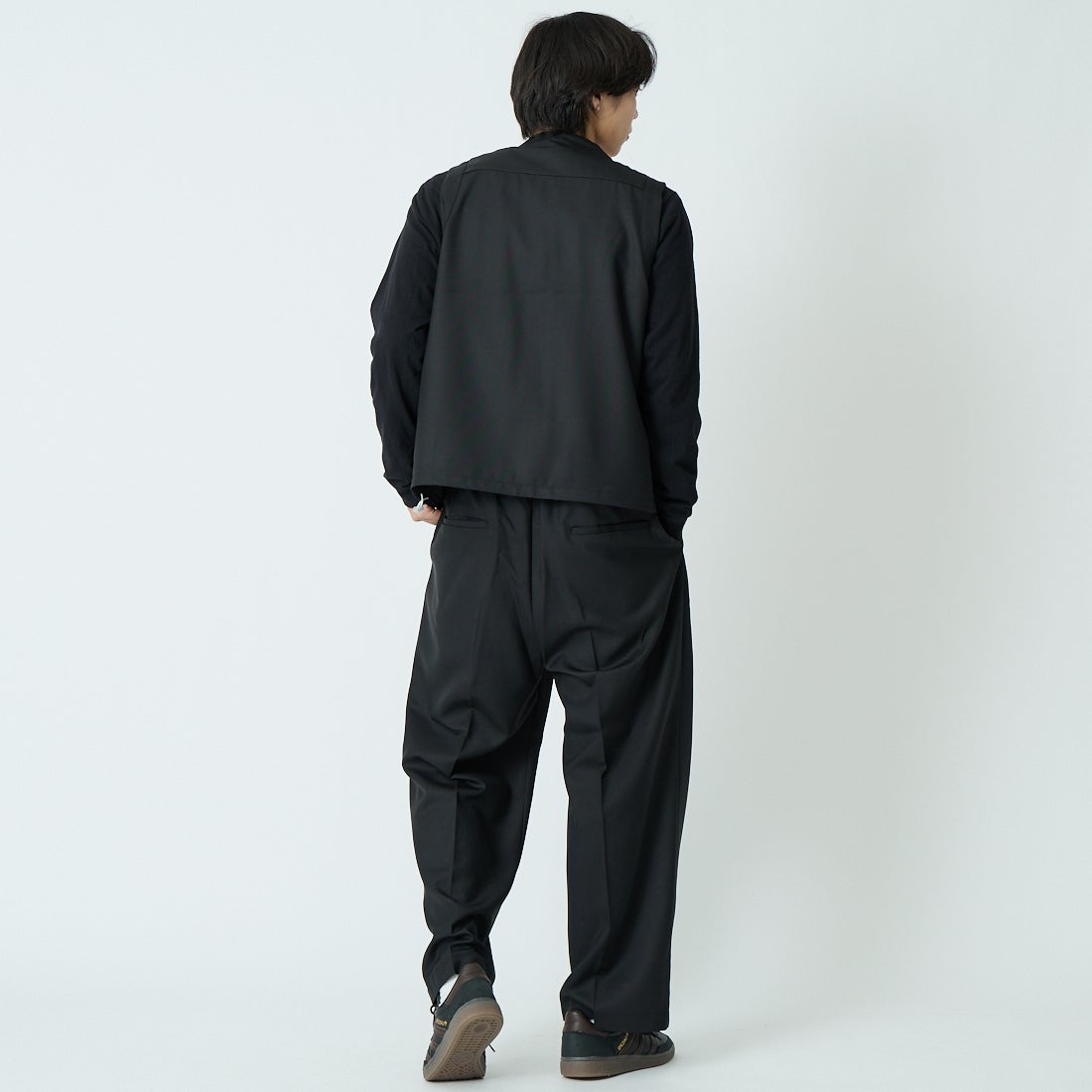 amne [アンヌ] ギャバジンホエールスラックス [AMN-PT-046] BLACK &&モデル身長：179cm 着用サイズ：2&&