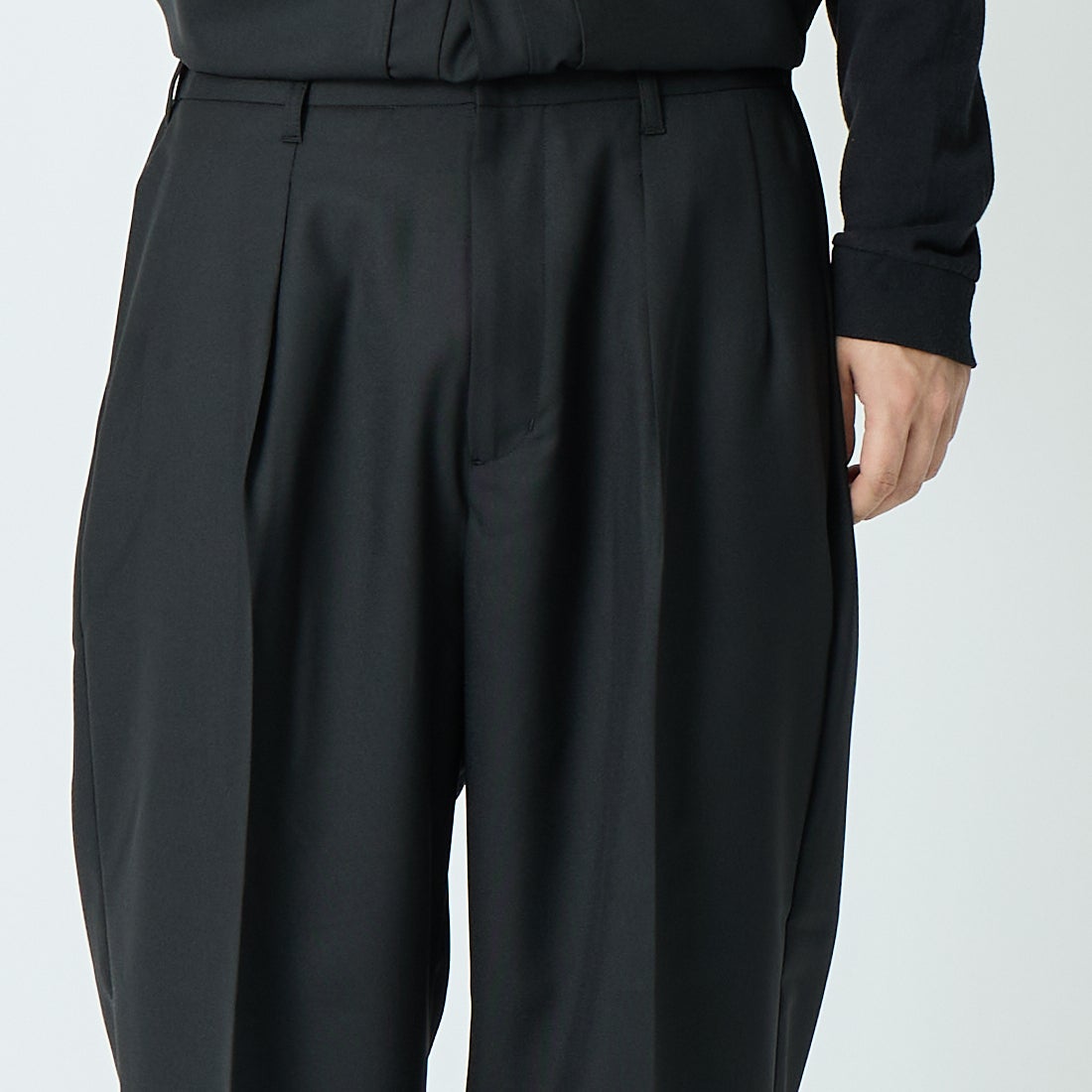 amne [アンヌ] ギャバジンホエールスラックス [AMN-PT-046] BLACK &&モデル身長：179cm 着用サイズ：2&&